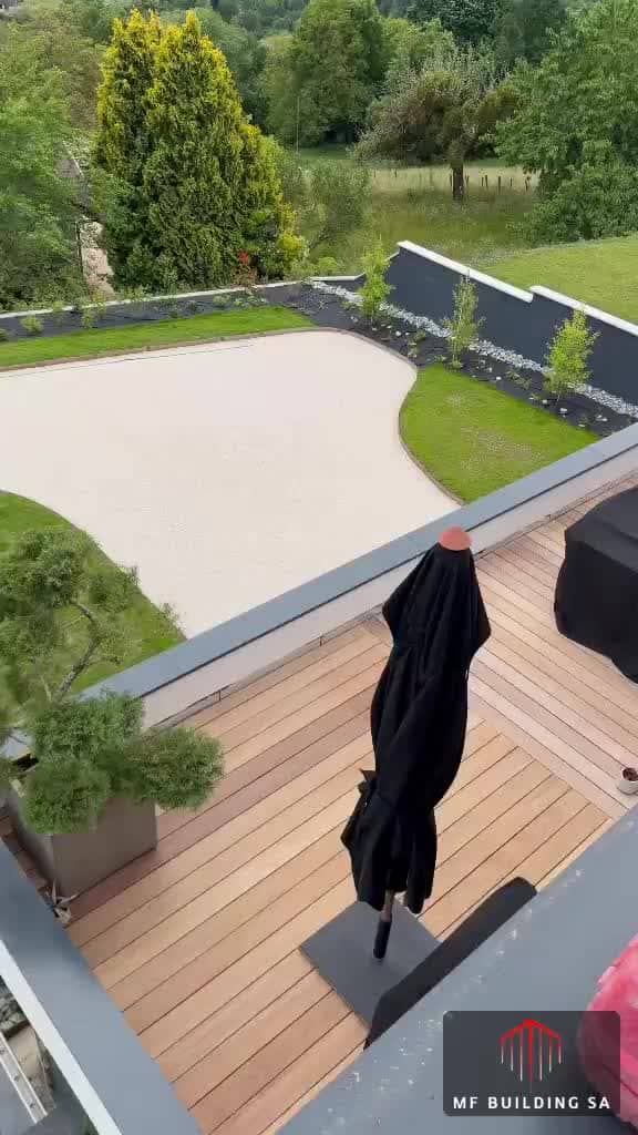 Aménagement extérieur réalisé par MF Building SA — terrasse bois et jardin paysager