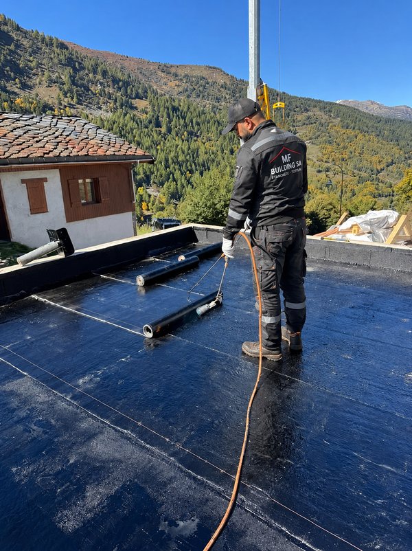 Pose d'une membrane d'étanchéité sur une toiture par MF Building